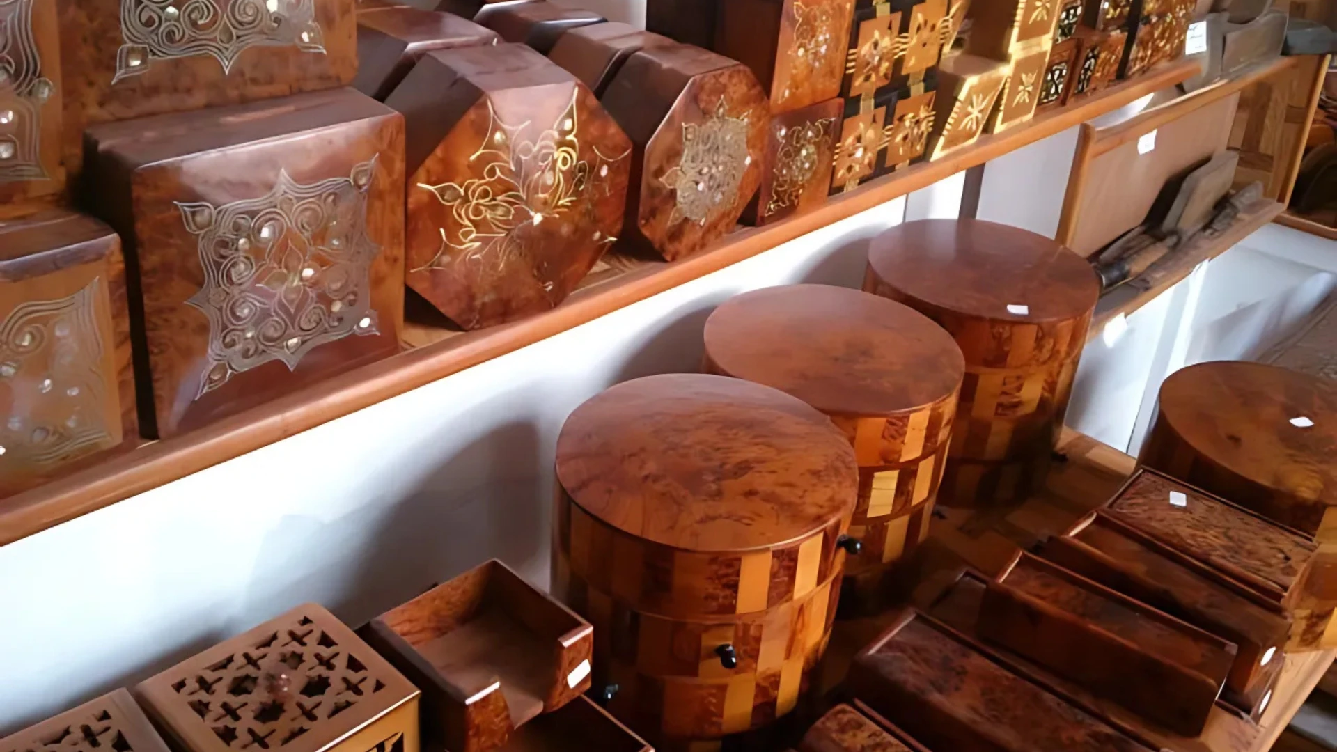 Marqueterie de Thuya à Essaouira : L’Art du Bois Précieux Marocain