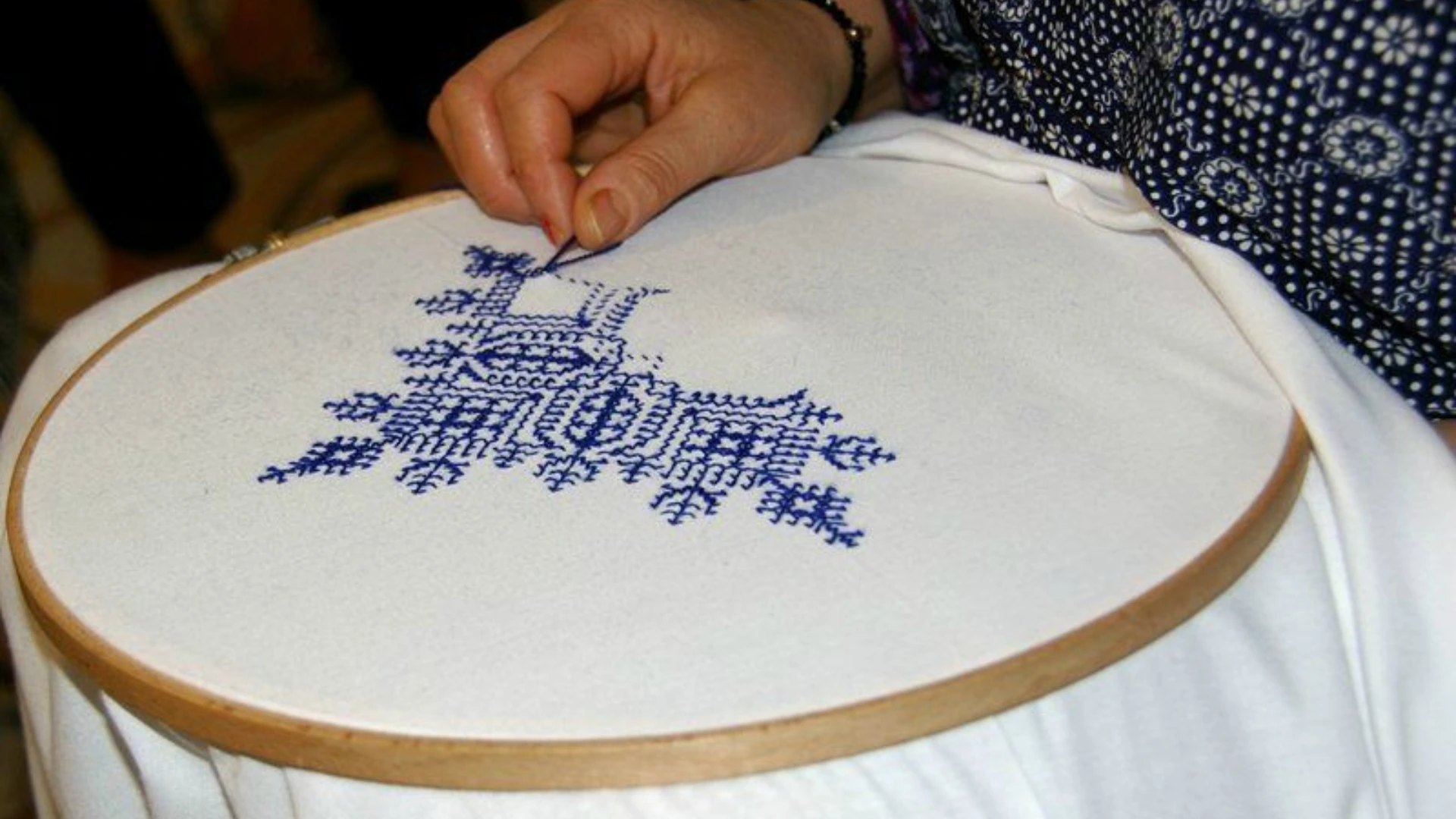 Broderie de Fès : Le Fil d’Or de l’Élégance Marocaine