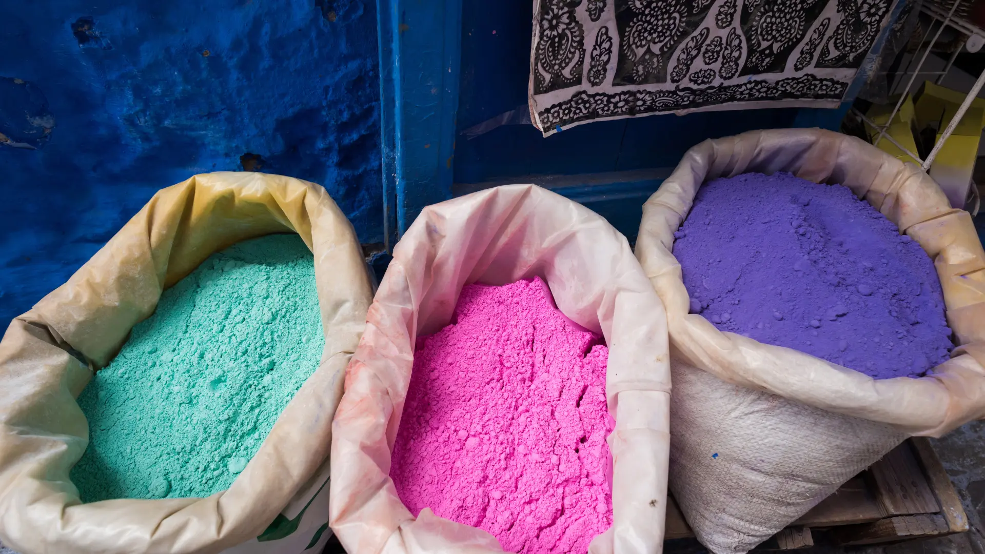 Teintures Artisanales de Chefchaouen : Les Couleurs Mystiques du Rif