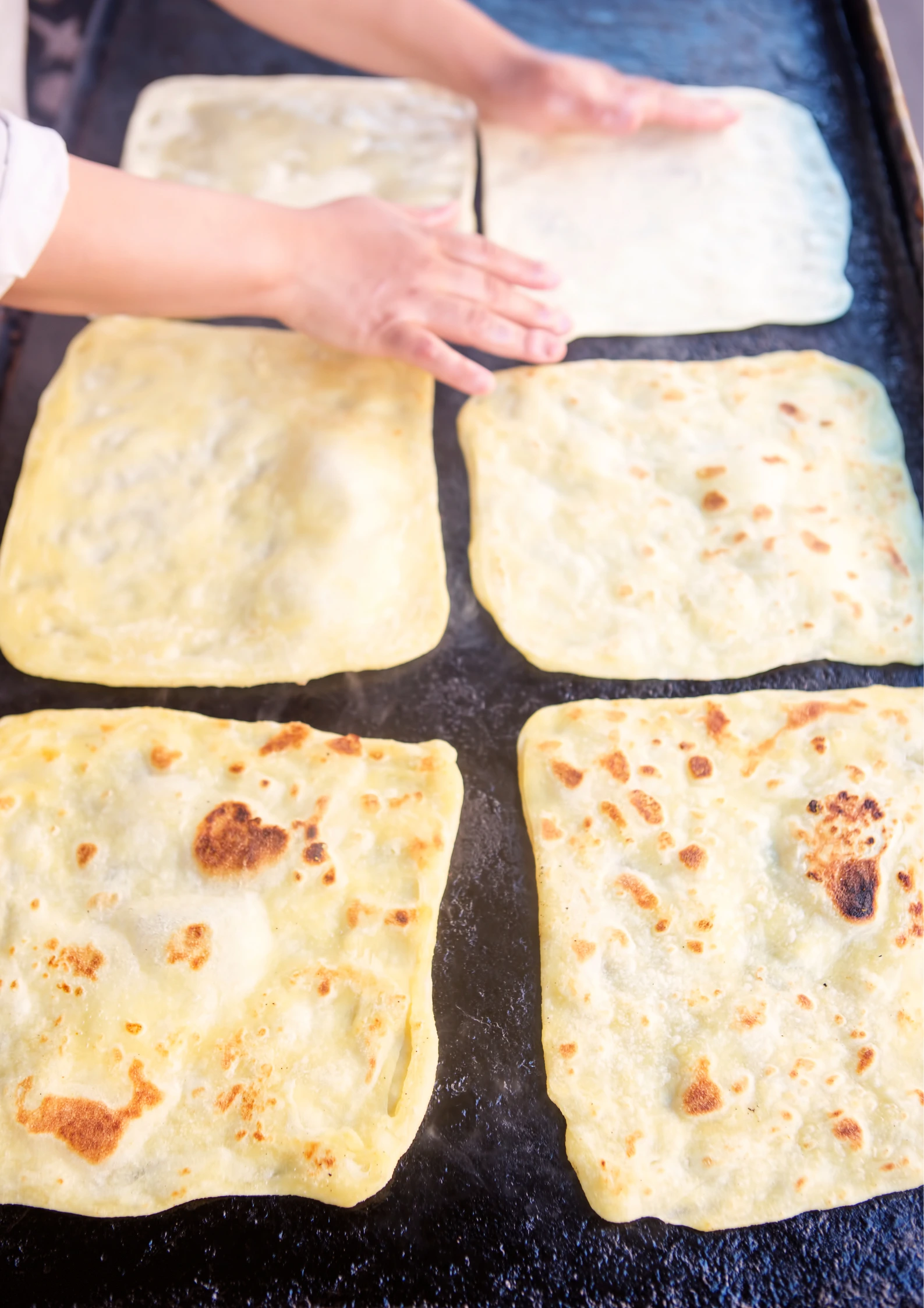Msemen Marocain : Crêpe Feuilletée Dorée au Goût Inégalé